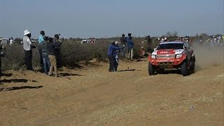 Drivers compete in Kalahari desert race screenshot 2