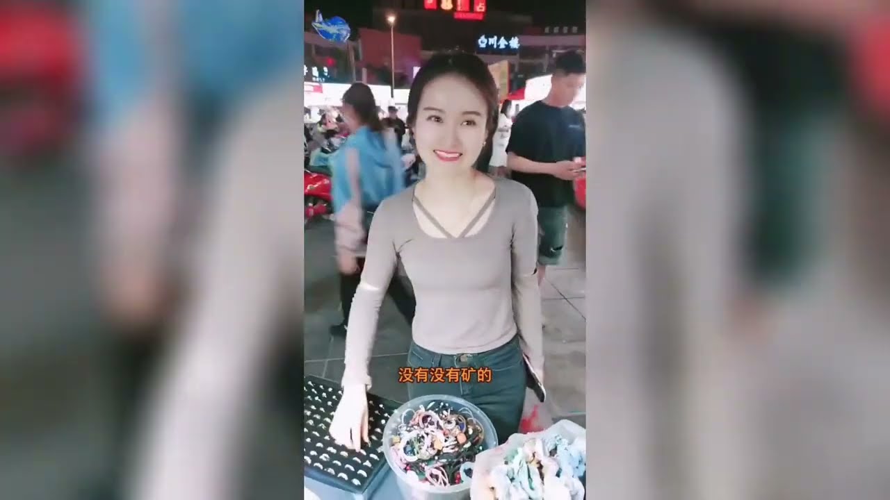 盘点那些 地摊哥高情商撩妹时刻，这口才无敌了，这谁受得了。