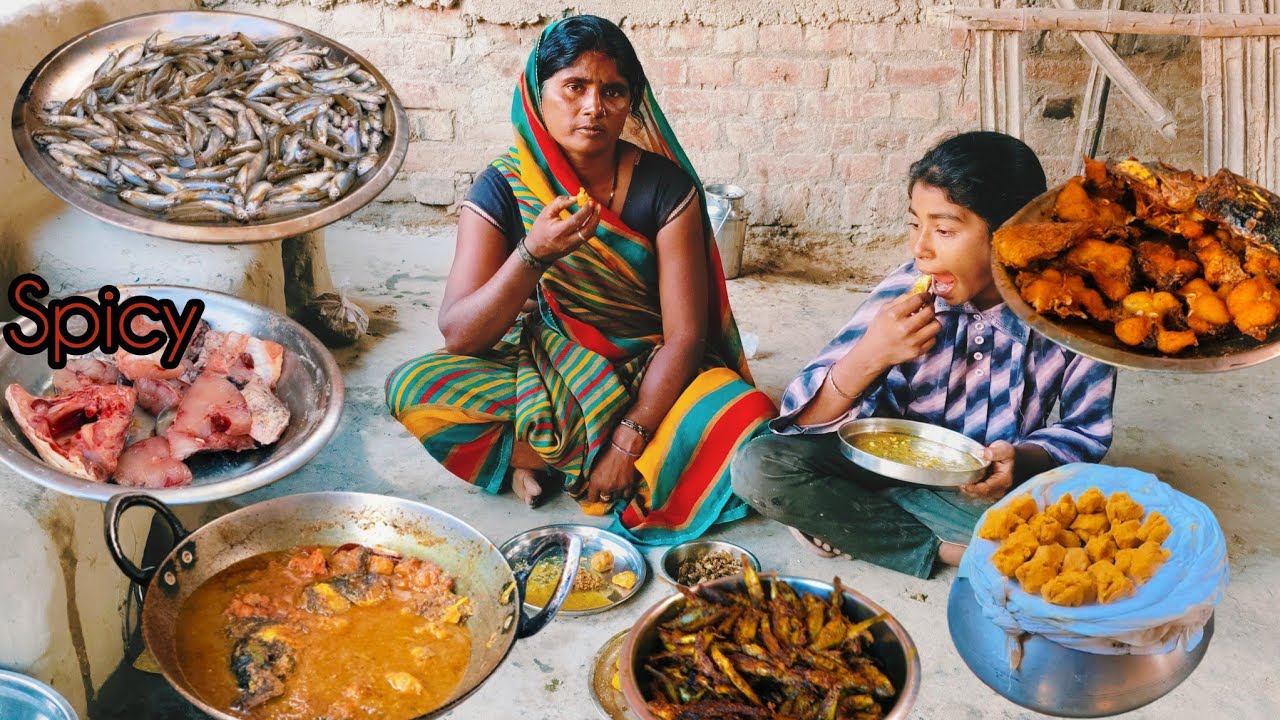 Bhakur ki machhali aur tiny fish fry and gravy village cooking fish video Indian village video 
