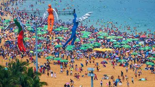 🔴广东海边，阳光沙滩，海风佛面，众多游客在海边游玩！近日华南多地降雨频繁。🌍提醒大家注意防范大风、降雨影响。祝大家出行平安！
