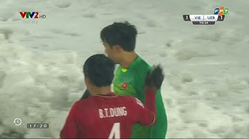 Pha cứu thua xuất thần của Tiến Dũng.