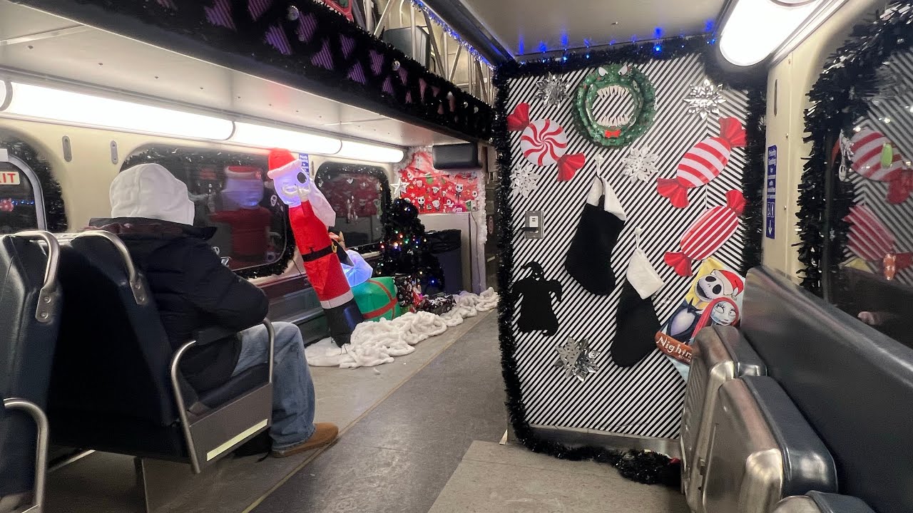 Metra Train 2033 Decorated For Christmas Chicago Union Station 1 5 metra-train-2033-decorated-for-christmas-chicago-union-station-1-5