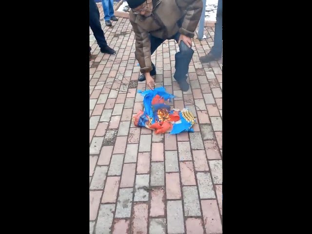Жители Донбасса жгут флаги ЛДНР и возвращают украинский флаг! Никто не хочет в РФ