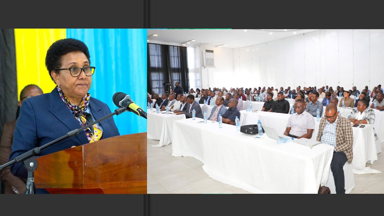 WAZIRI WA ULINZI DKT. STERGOMENA TAX Awaaga Watumishi wa Wizara na Kuwapa Ujumba huu...