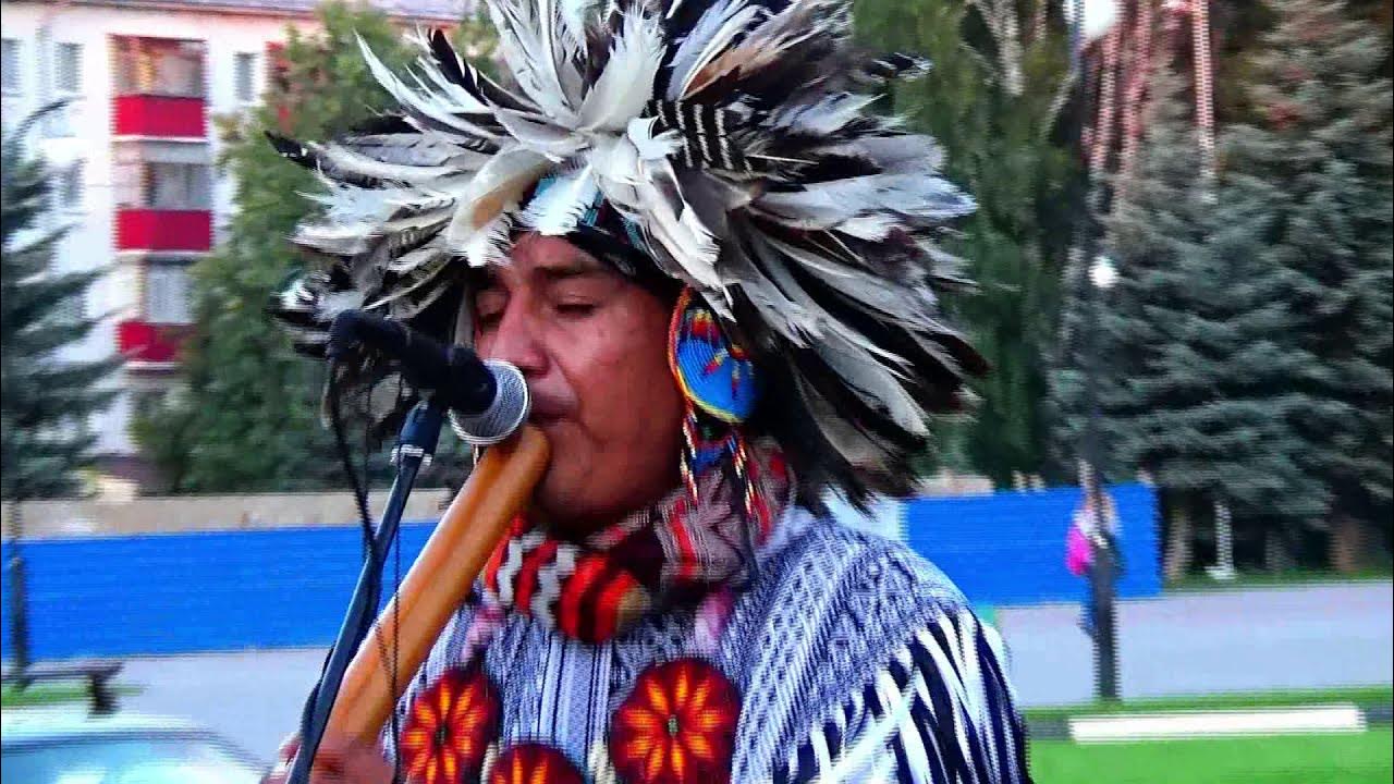 Уличные музыканты индейцы. Индейцы выступление питер 2002 год. Музыка индейцев в красном селе. Выступление индейцев. Александро кейривэлу.