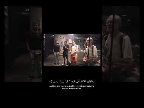 شاب في متحف باريس يقرأ قراءة تلامس القلوب من سورة الإنسان