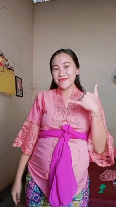 Bumil seksi pake baju adat bali