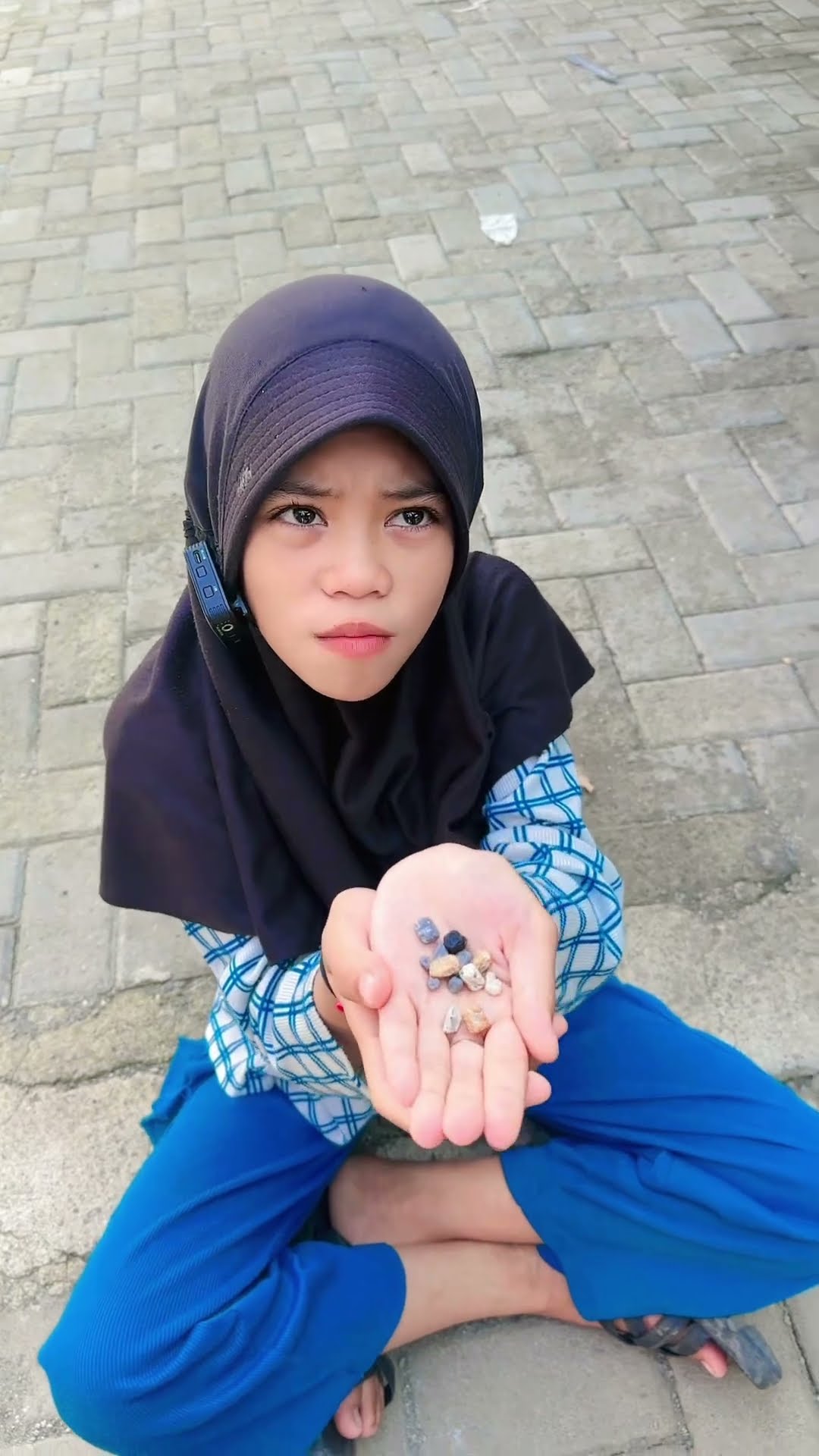AINUN SUKA MAKAN BATU