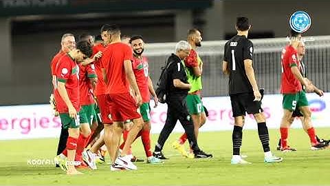 لحظة خروج لاعبي المنتخب الوطني المغربي رفقة فوزي لقجع من أرضية الملعب بعد الفوز بثلاثة على تنزانيا