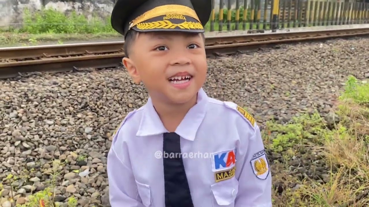 Ketemu lokomotif cc 203 white and blue narik KA Kahuripan