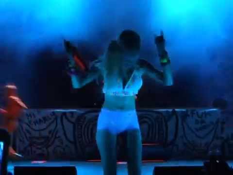 shakin-your-ass-girl
