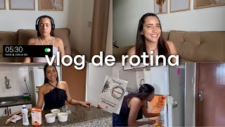 vlog de rotina real, limpando armários, dica de livro, bolo fit e autocuidado