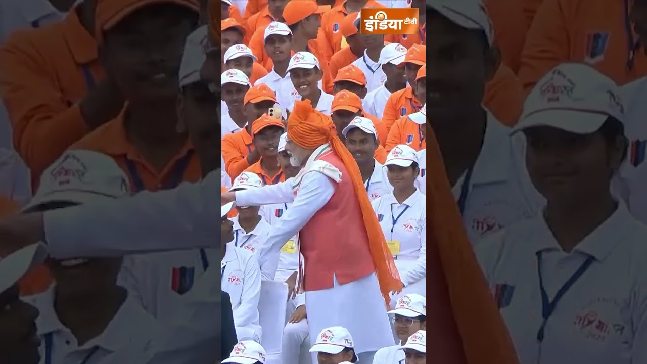 PM Modi Greets Children Shakes Hands With Them During Independence Day Celebrations Shorts