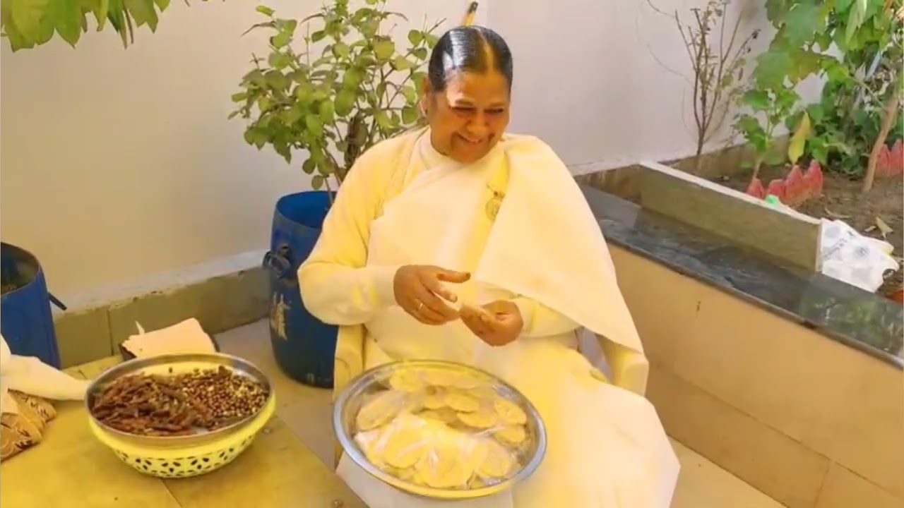 बुरहानपुर सेवाकेंद्र तिल्ली की चिक्की की सेवा