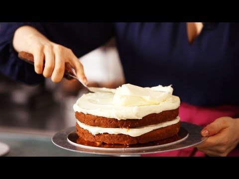 icing-a-cake-with-cream-cheese-frosting-|-cake-decorating