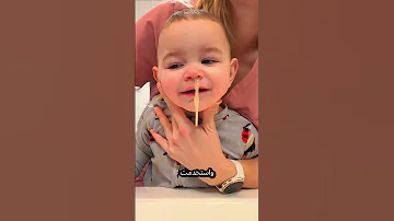 الممرضة تنظف أنف الطفل 