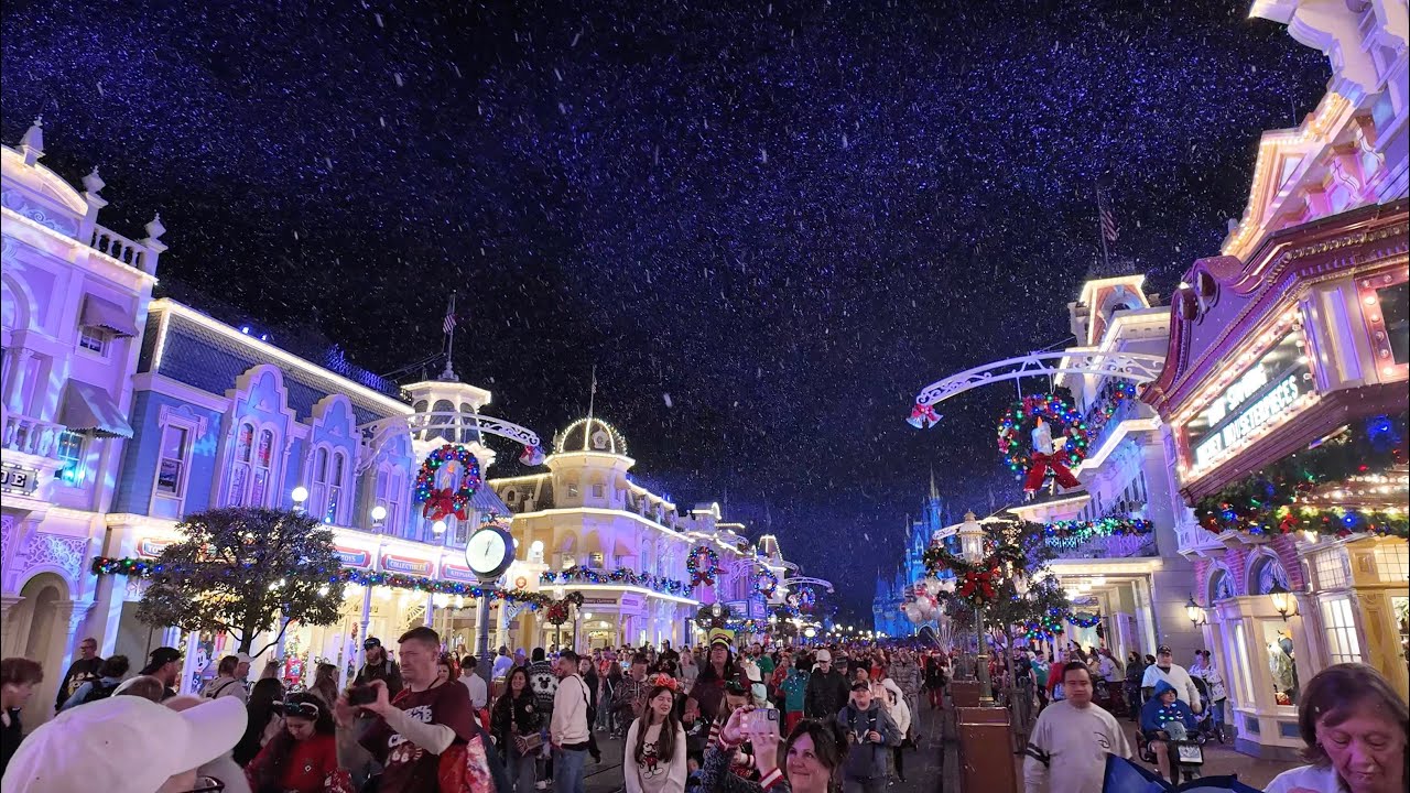 Christmas time at WDW's Magic Kingdom | Background Video | Fireworks & Holiday Parade Complete!