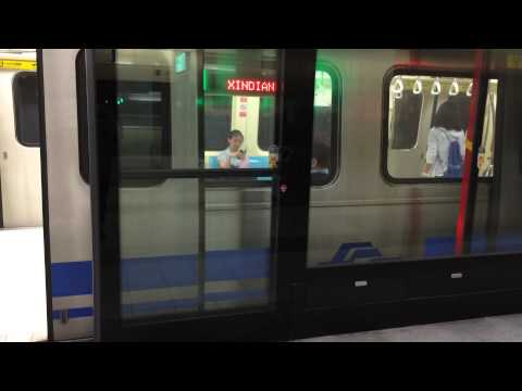 台北捷運C381型台北小巨蛋進出站