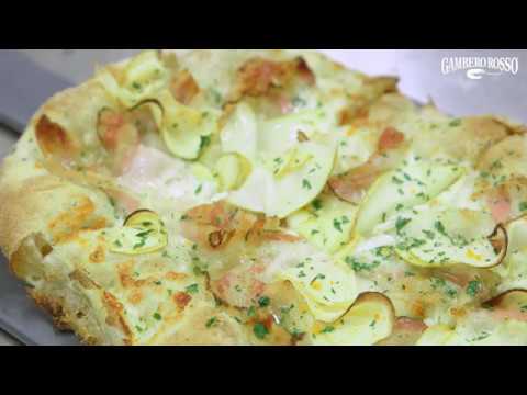 Pinsa Romana Il Maestro Domenico De Rosa Presenta La Sua Pinsa Mele E Guanciale Youtube