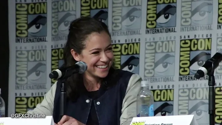 Tatiana Maslany playing Clone Improv at SDCC 2016 - Krystal Goderitch