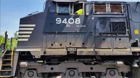 [NS]9408 GE D9-40CW & 7692 GE ES40DC Leads NS E25-13 Crossing a A & Y & Hornsalutes In Fay NC