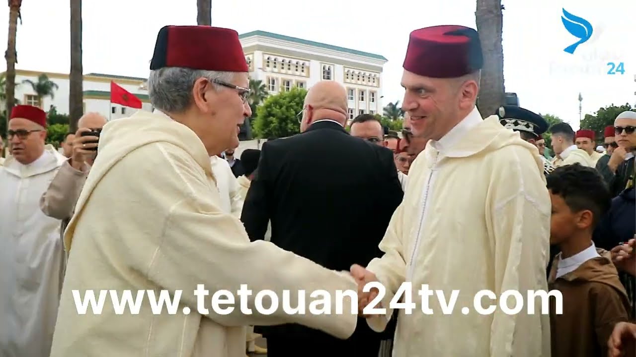 السيد عامل إقليم تطوان يمشي على رجليه بعد صلاة العيد ويرفض الركوب في السيارة #تطوان #المغرب