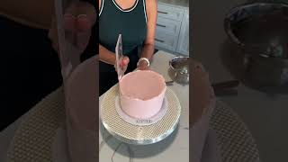 Decorate a cake with me frim start to finish👩🏽🍳#cake #easycakedecorating #behindthescenes