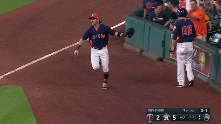 MIN@HOU: Reddick runs a long way to snag fly ball