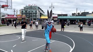 Bugs Bunny/Daffy Duck 2v2 Basketball at Venice Beach [Space Jam IRL] 