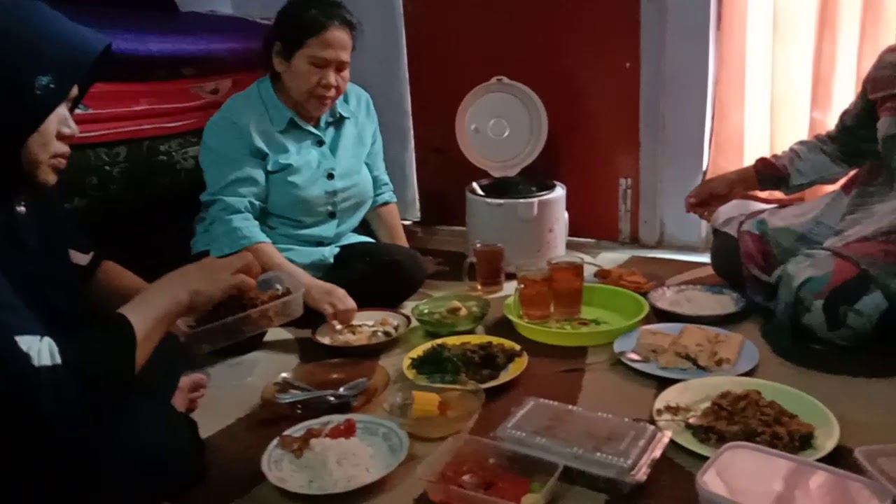 Makan bersama keluarga 