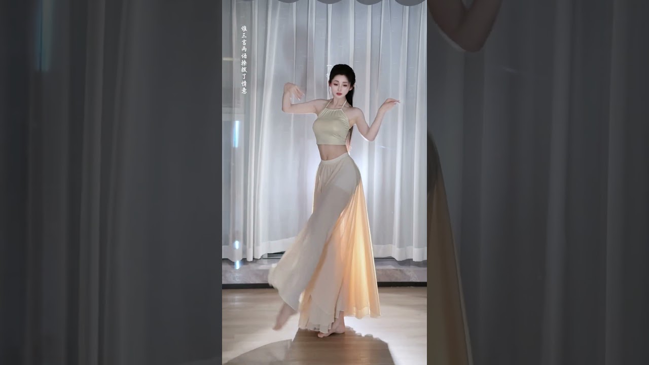 很喜欢一句话：明月装饰了你的窗子，你装饰了别人的梦 