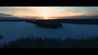 Un coucher de soleil au-dessus d'un lac capté par un drone au nord de Chibougamau