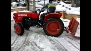 Angiolino e il suo trattore delfino sulla neve