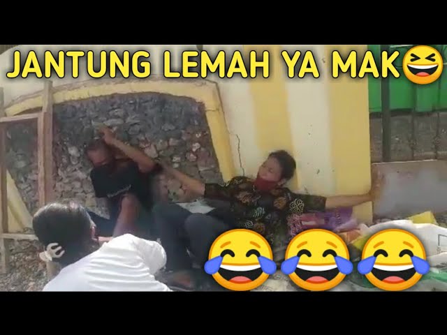 😀Virallll...Video Emak2 Yang Kaget Dengan Suara Tembakan Senjata Api😂 class=