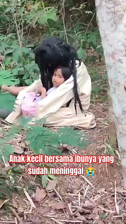 Anak kecil di temani hantu ibunya yang sudah meninggal ...!