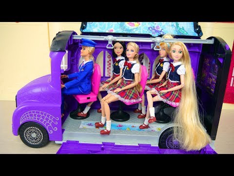 Barbie ve Ken Ranza yatak odası Okul için sabah rutin