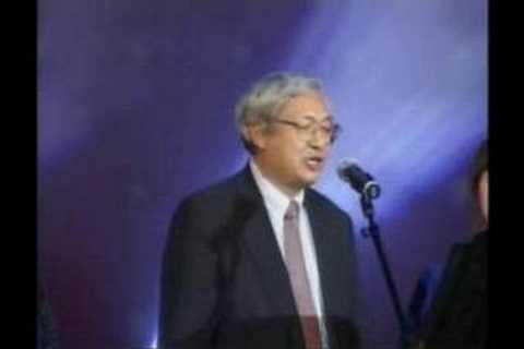 北大校长演唱"隐形的翅膀"