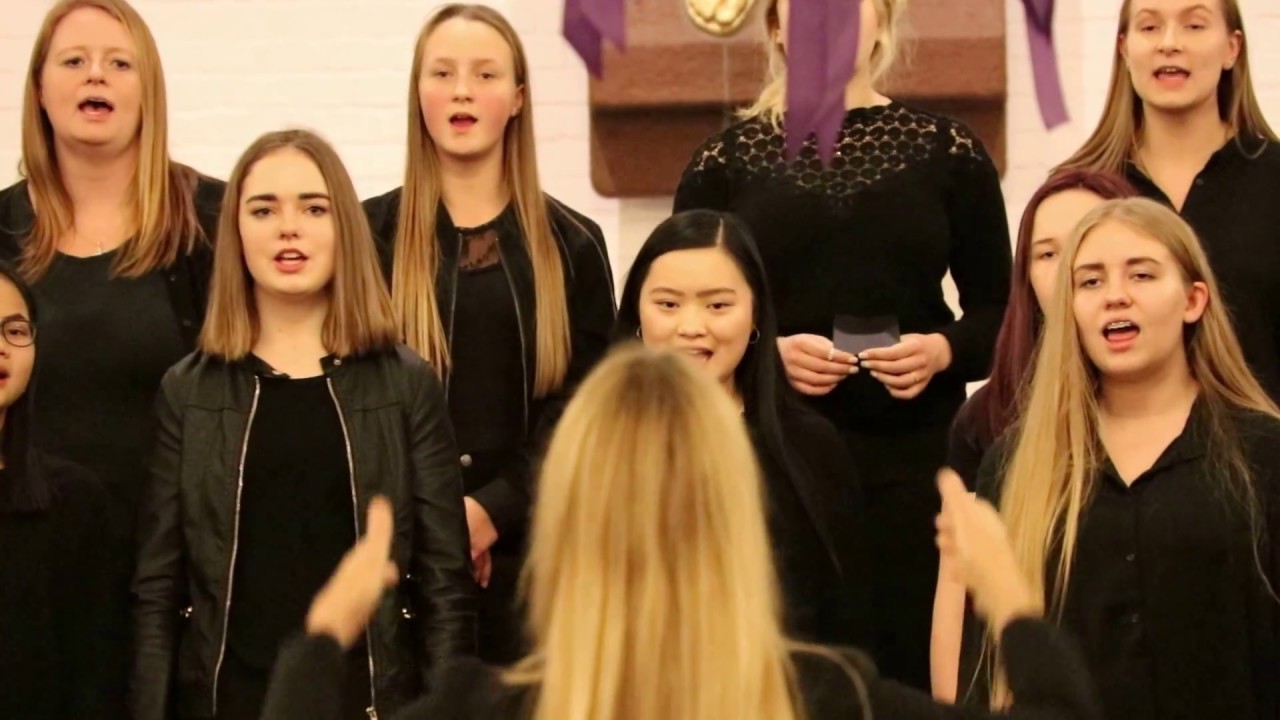 Juletræet med sin pynt - Brønderslev kirkes Pigekor og Dirigent Lone Frederiksen