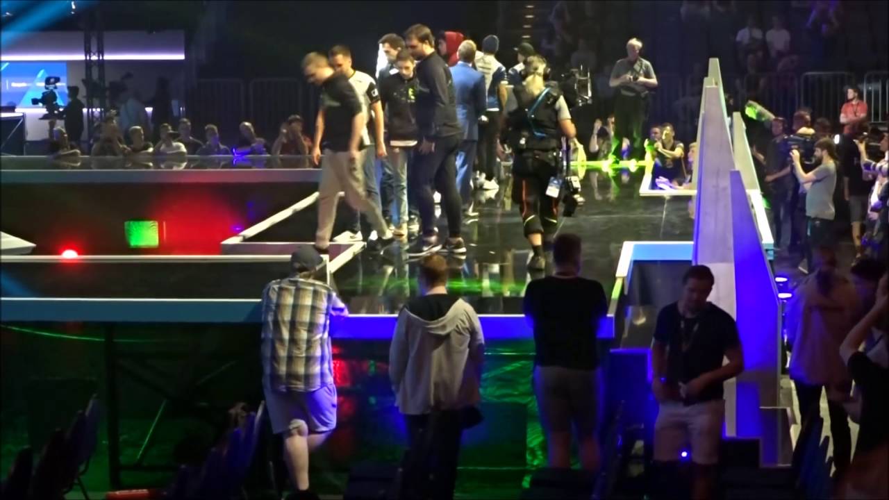 CSGO PRO FALLS OFF STAGE AT ESL COLOGNE 2016 (Shara) MEME