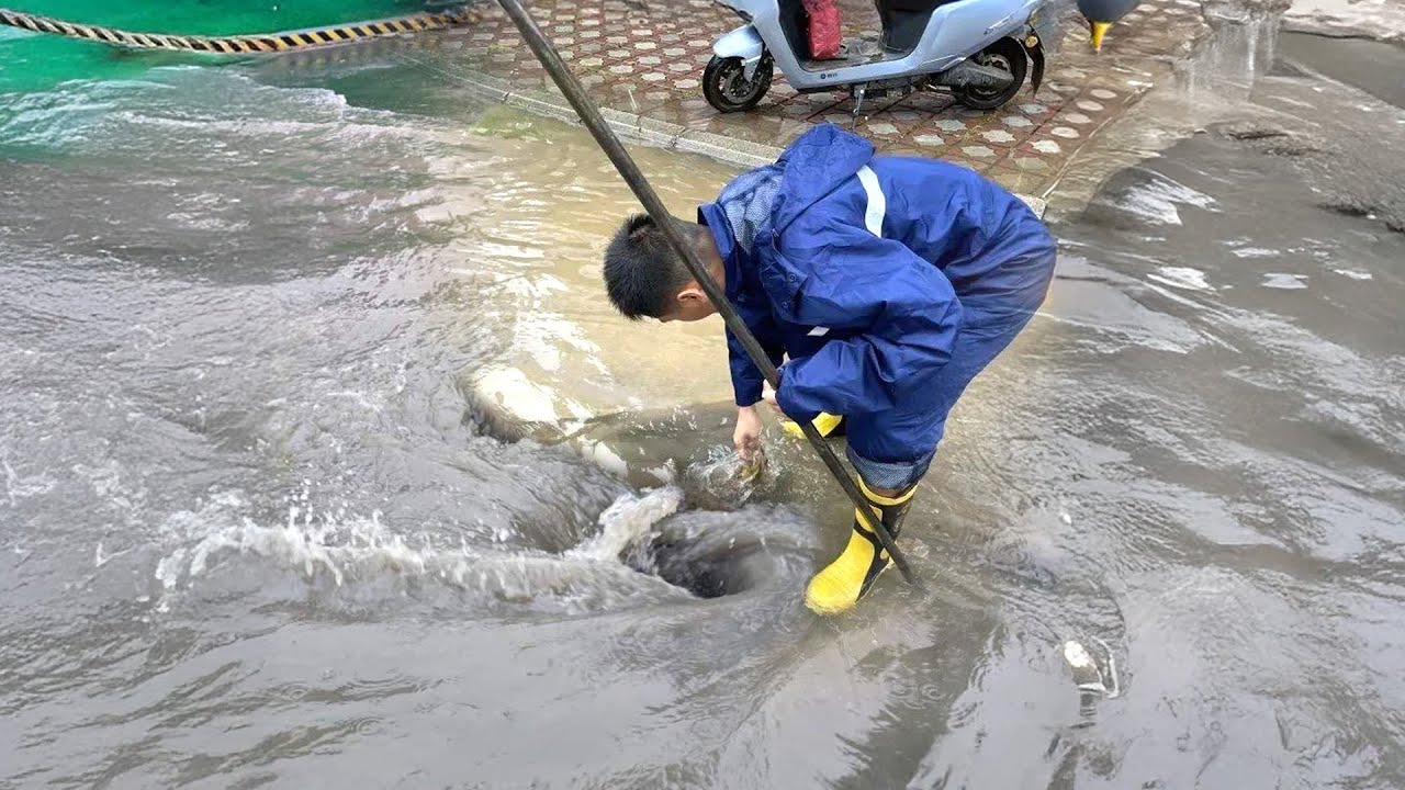 Storm Drain Solutions Clearing Major Roadway Floods - YouTube