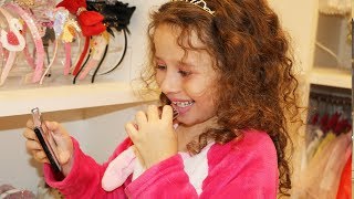 Valentina e brinquedos de menina e brincando com maquiagem
