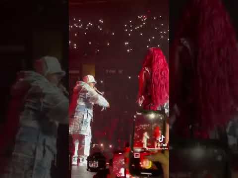 Karol G cantando