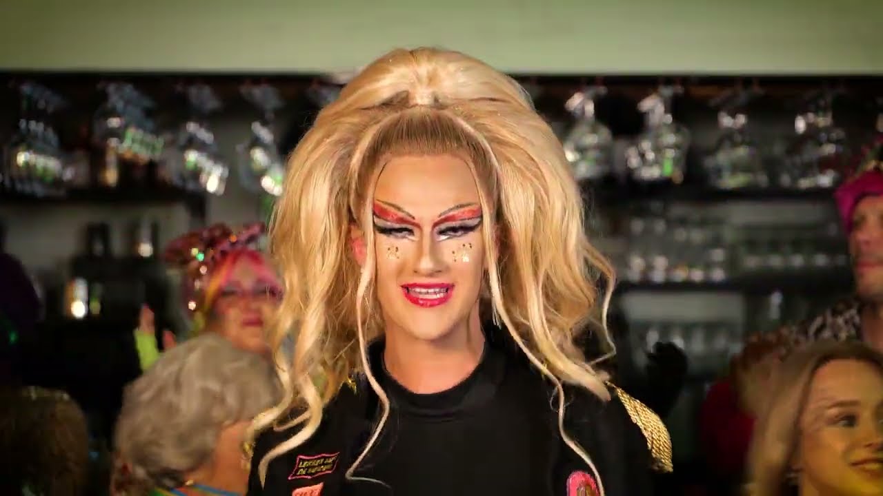 Wie is hier verkleed? - Miss Keke B (Feat. Dominic Graat) (official music video)