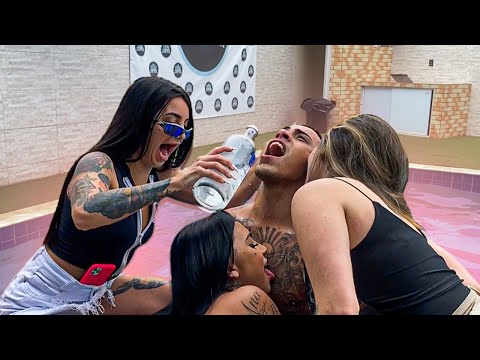 AS MENINAS FIZERAM BODY SHOT NELE! TEVE BEIJO!