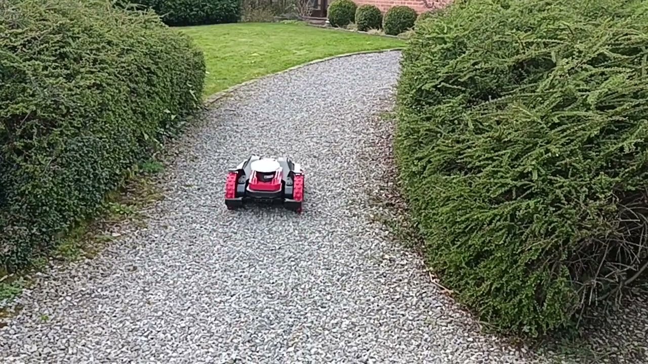 Le Kress Kr172Ea remonte une allée en pierrailles.