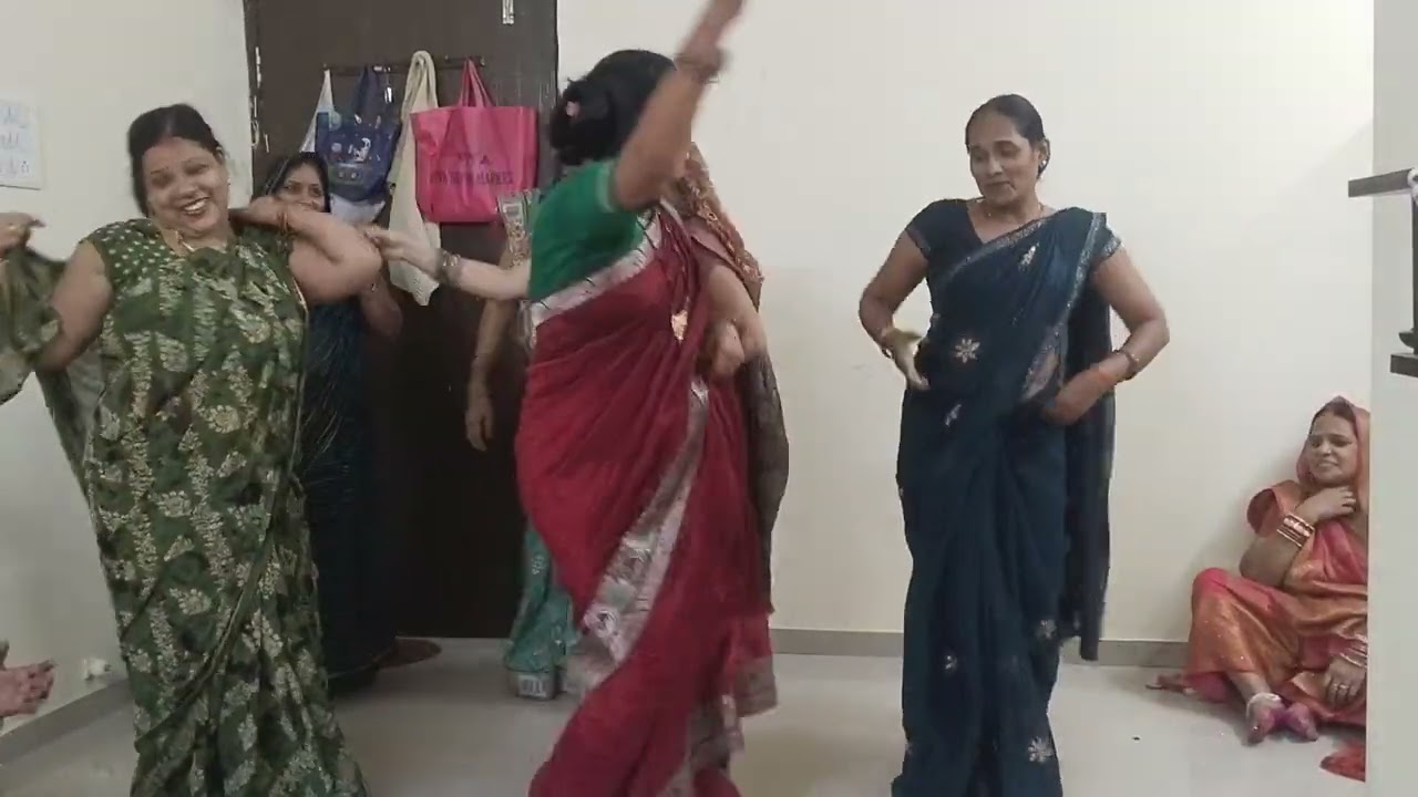 सहेली के साथ धमाकेदार नाच 😂 कमेंट करिए केसा लगा #awadhi_jaunpuriya 