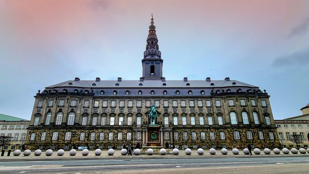 Demokratiet - intet over, under eller ved siden af folketinget