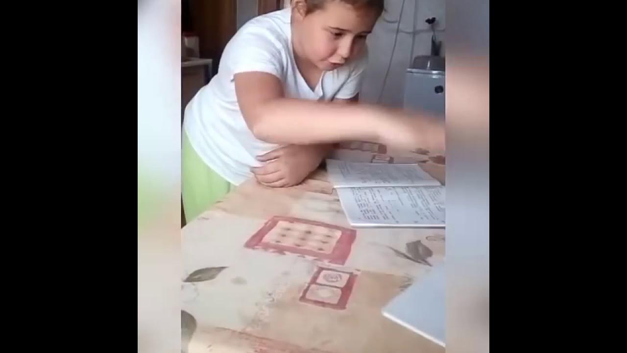 девочка решает задачу про грибы и огурцы. девочка решает задачу про огурцы. грибы и огурцы. девочка с бочонками и огурцами. девочка задача про грибы и огурцы видео.