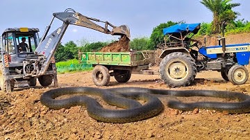 Jcb 3dx expart machine loading mud in Tractor