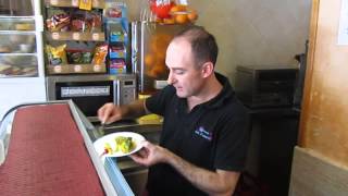 Alberto anunciando algunas tapas